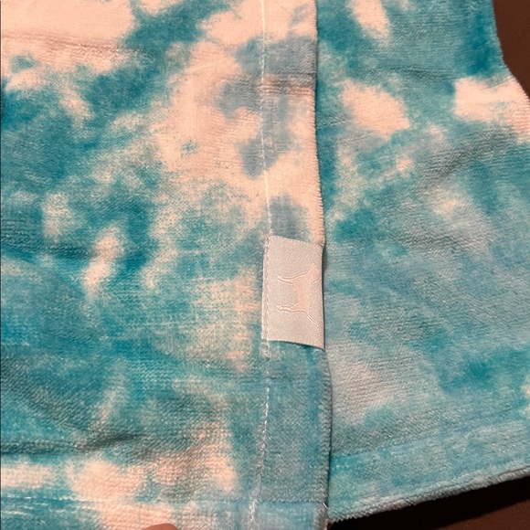 Pink Victotia secret towel - Picture 8 of 10